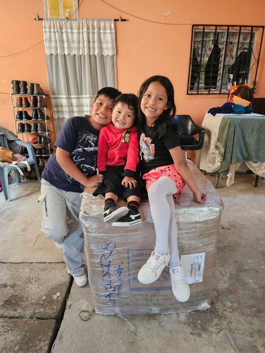 Clientes recibiendo su caja de Envíos Nica